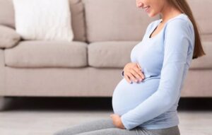 هل حكة البطن من علامات الحمل المبكرة الأسباب وطرق العلاج